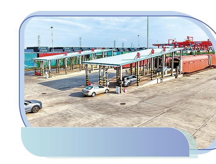 人乘高铁 车“坐”火车 铁路春运出行新风尚